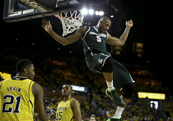 Zak Irvin (21) and Jon Horford (15)