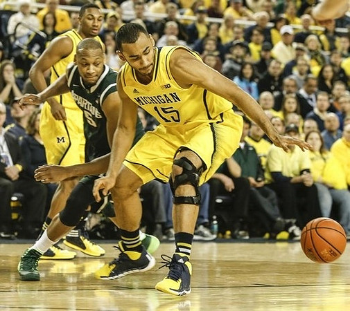 Zak Irvin (21) and Jon Horford (15)