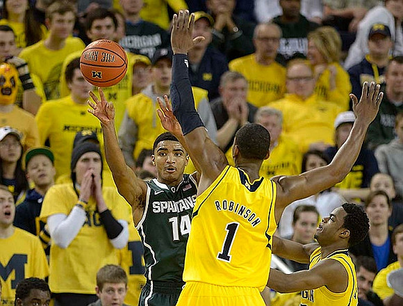 Glenn Robinson III (1) and Derrick Walton Jr. (10)