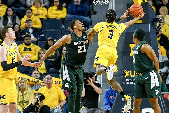 Jon Teske (15) and Zavier Simpson (3)