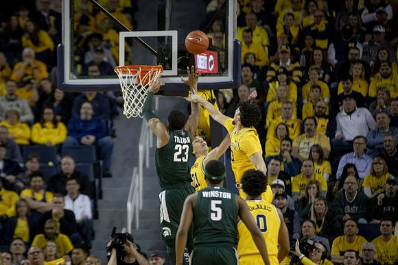 Franz Wagner (21), Brandon Johns Jr. (23), and David DeJulius (0)