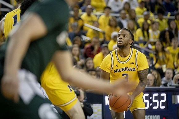 Jon Teske (15) and Zavier Simpson (3)