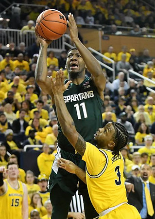 Jon Teske (15) and Zavier Simpson (3)