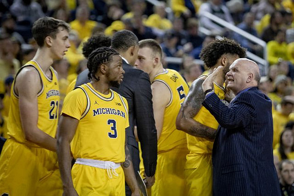 Franz Wagner (21), Zavier Simpson (3), Juwan Howard, Austin Davis (51), Isaiah Livers (2), and Phil Martelli