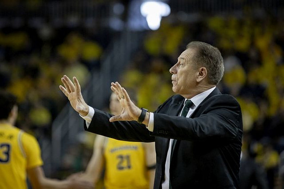 Brandon Johns Jr. (23), Franz Wagner (21), and Michigan State Head Coach Tom Izzo