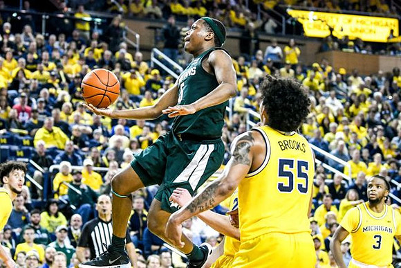 Eli Brooks (55) and Zavier Simpson (3)