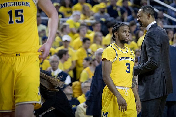 Jon Teske (15), Zavier Simpson (3), and Juwan Howard