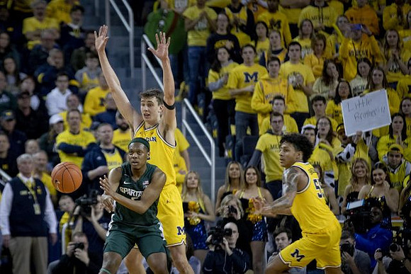 Franz Wagner (21) and Eli Brooks (55)