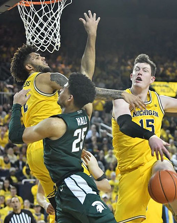 Isaiah Livers (2) and Jon Teske (15)