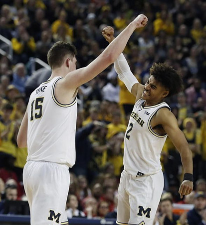 Jon Teske (15) and Jordan Poole (2)