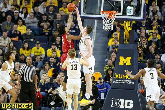 Jordan Poole (2), Ignas Brazdeikis (13), Jon Teske (15), and Zavier Simpson (3)
