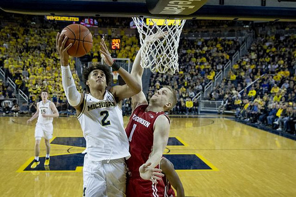 Jordan Poole (2) and Jon Teske (15)