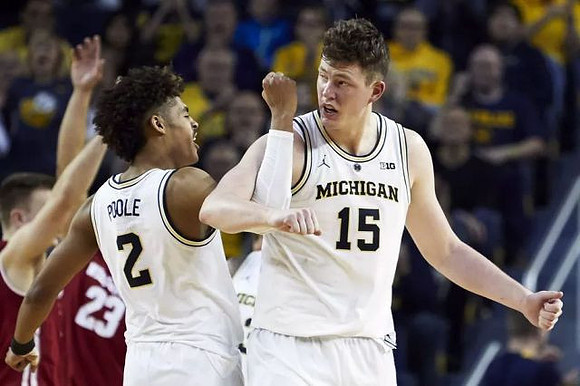 Jordan Poole (2) and Jon Teske (15)