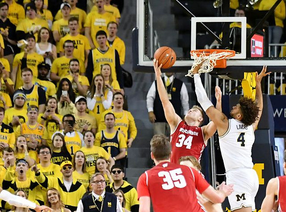 Isaiah Livers (4)