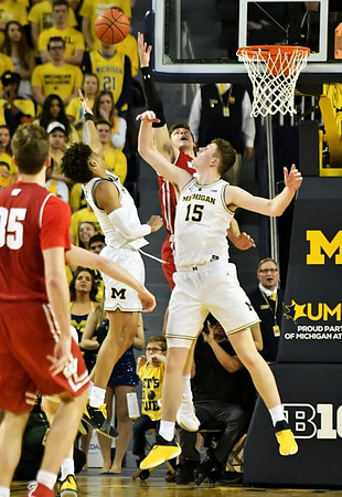 Jordan Poole (2) and Jon Teske (15)