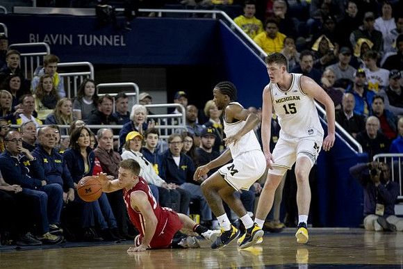 Zavier Simpson (3) and Jon Teske (15)