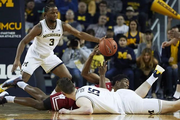 Zavier Simpson (3) and Jon Teske (15)