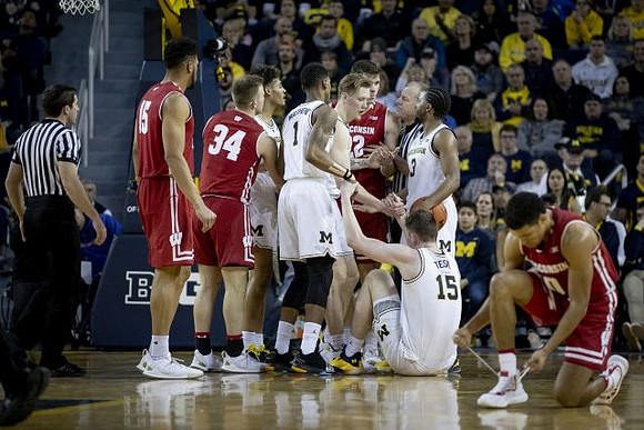 Jordan Poole (2), Charles Matthews (1), Jon Teske (15), Ignas Brazdeikis (13), and Zavier Simpson (3)