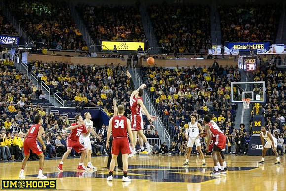 Ignas Brazdeikis (13), Jordan Poole (2), and Zavier Simpson (3)