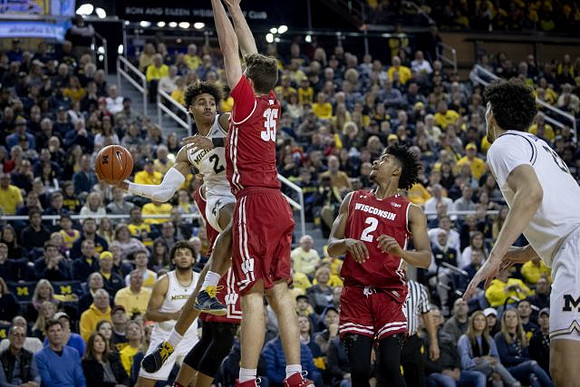 Isaiah Livers (4), Jordan Poole (2), and Brandon Johns Jr. (23)