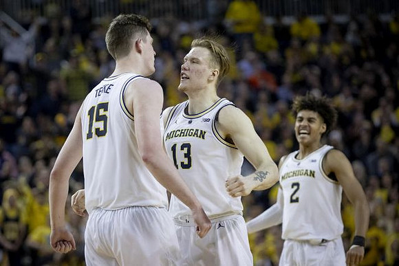Jon Teske (15), Ignas Brazdeikis (13), and Jordan Poole (2)