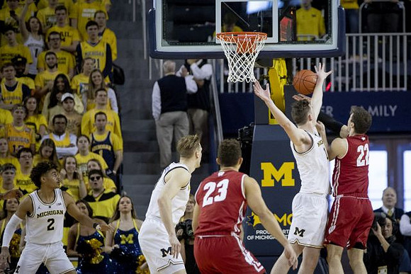 Jordan Poole (2), Ignas Brazdeikis (13), and Jon Teske (15)