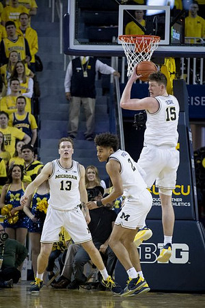 Ignas Brazdeikis (13), Jordan Poole (2), and Jon Teske (15)