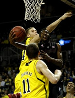 Max Bielfeldt (44) and Nik Stauskas (11)
