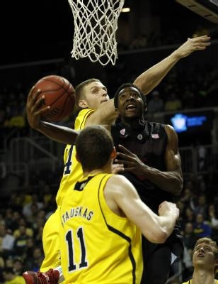 Max Bielfeldt (44) and Nik Stauskas (11)
