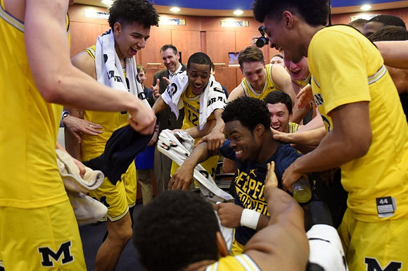 Derrick Walton Jr. (10) and Michigan Team