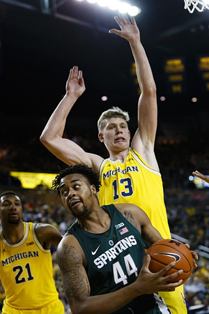 Zak Irvin (21) and Moritz Wagner (13)