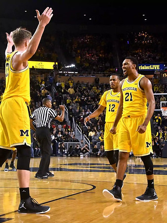 Moritz Wagner (13), Muhammad-Ali Abdur-Rahkman (12), and Zak Irvin (21)