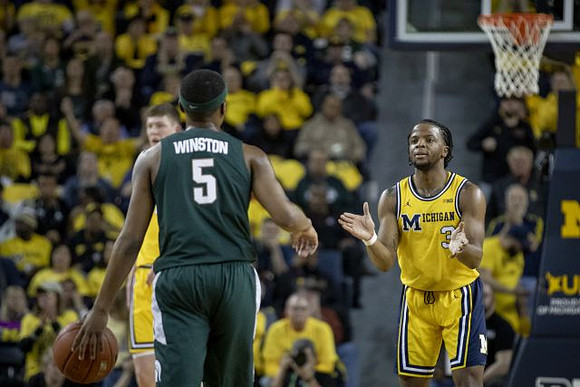 Jon Teske (15) and Zavier Simpson (3)