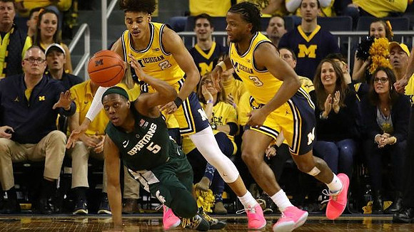 Jordan Poole (2) and Zavier Simpson (3)