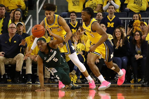 Jordan Poole (2) and Zavier Simpson (3)