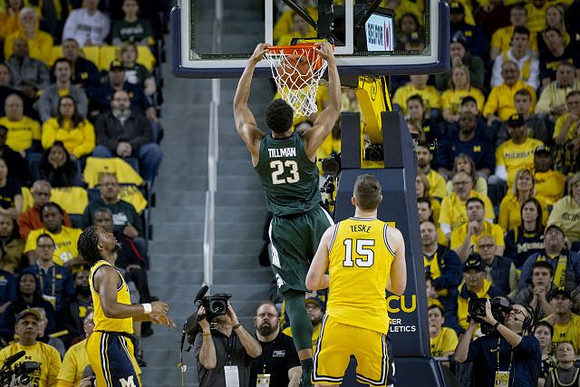 Jon Teske (15) and Zavier Simpson (3)