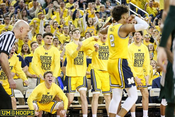 Jordan Poole (2) and Michigan Team