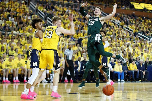 Jordan Poole (2) and Ignas Brazdeikis (13)