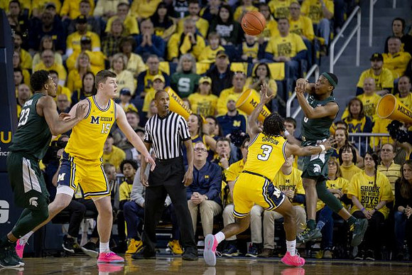 Jon Teske (15) and Zavier Simpson (3)