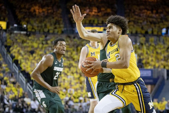 Jordan Poole (2) and Jon Teske (15)