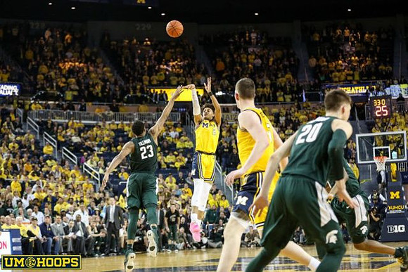 Jordan Poole (2) and Jon Teske (15)