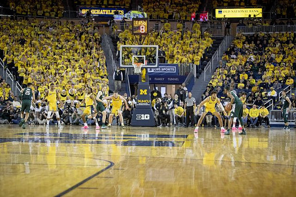 Charles Matthews (1), Zavier Simpson (3), Jon Teske (15), Isaiah Livers (4), and Jordan Poole (2)