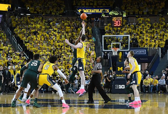 Jordan Poole (2), Jon Teske (15), and Ignas Brazdeikis (13)