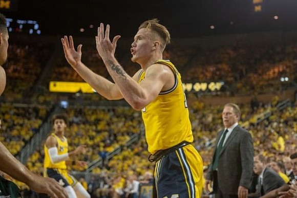 Ignas Brazdeikis (13), Jordan Poole (2), and Michigan State Head Coach Tom Izzo
