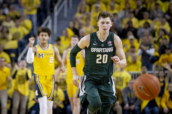 Jordan Poole (2) and Jon Teske (15)