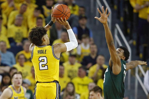 Jordan Poole (2) and Ignas Brazdeikis (13)
