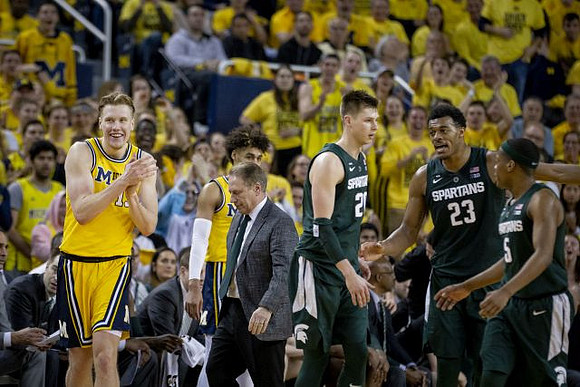 Ignas Brazdeikis (13), Jordan Poole (2), and Michigan State Head Coach Tom Izzo