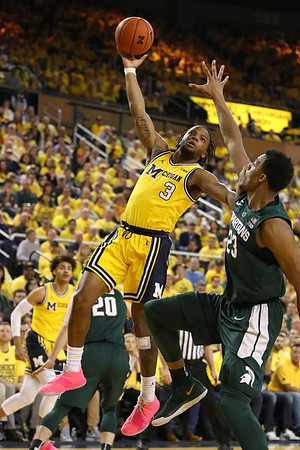 Jordan Poole (2) and Zavier Simpson (3)