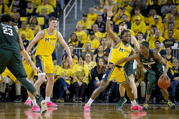 Jon Teske (15) and Zavier Simpson (3)