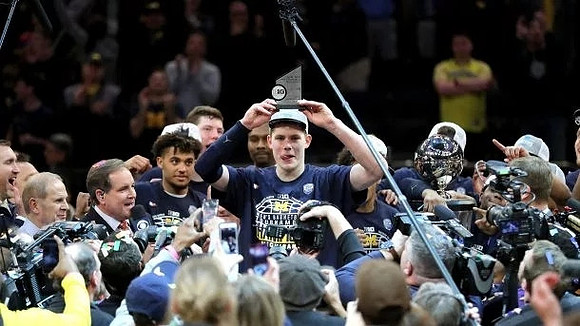 Moritz Wagner (13), Michigan Team, and Big Ten Tournament MVP Trophy